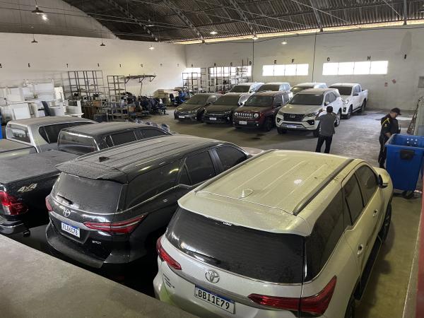 Variedade de carros em leilão